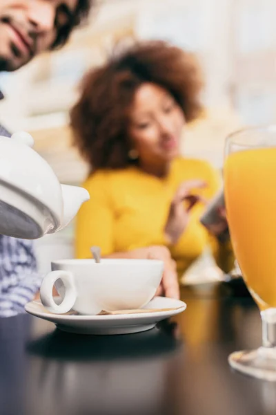 Jovem Casal Beber Café Chá Café — Fotografia de Stock