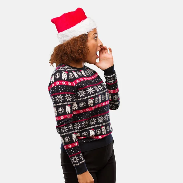 Mujer Negra Joven Suéter Navidad Moda Con Estampado Susurrando Chismes —  Fotos de Stock