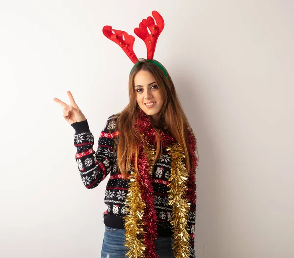 Jovem Mulher Bonita Vestindo Roupas Natal Fazendo Gesto Vitória — Fotografia de Stock