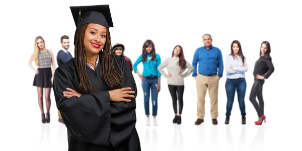 年轻毕业的黑人妇女穿辫子穿过他的胳膊 微笑和快乐 是自信和友好的 — 图库照片