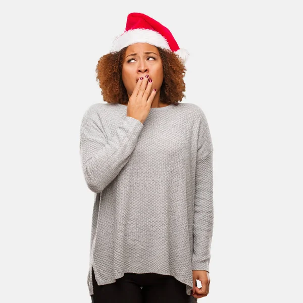 年轻的黑人妇女戴圣诞老人的帽子累了 — 图库照片