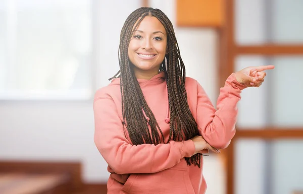 Портрет Молодої Чорної Жінки Коси Вказує Бік Усміхнений Здивований Подачею — стокове фото