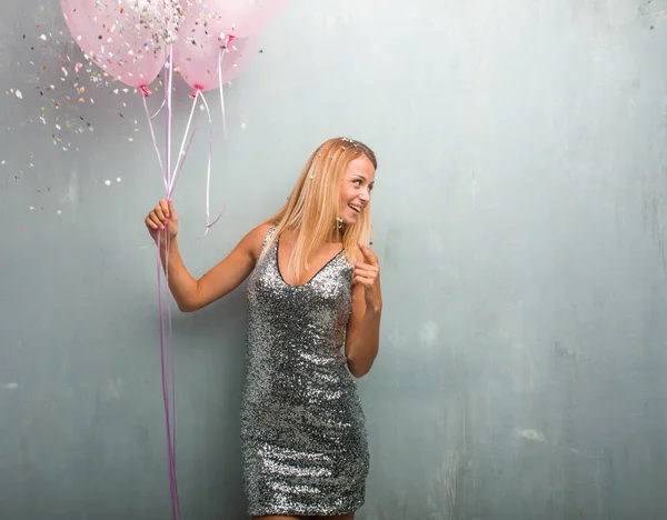 Młoda Blond Kobieta Obchodzi Nowy Rok Gospodarstwa Balony — Zdjęcie stockowe