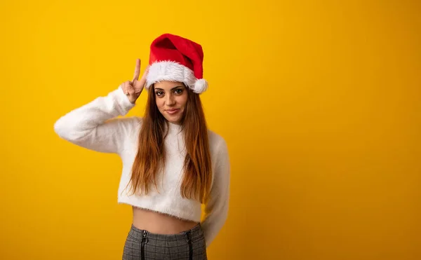 Joven Mujer Bonita Sosteniendo Regalo Divertido Feliz Haciendo Gesto Victoria —  Fotos de Stock