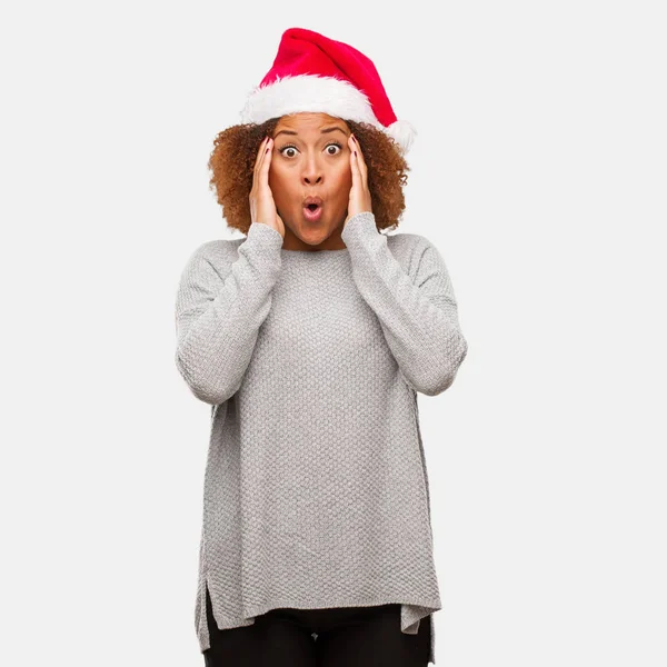 Ung Svart Kvinna Som Bär Santa Hat Förvånade Och Chockade — Stockfoto