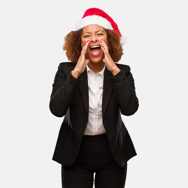 Young Business Black Woman Wearing Chirstmas Santa Hat Shouting Something — Stock Photo, Image