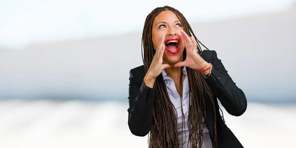 Retrato Uma Jovem Mulher Negócios Negra Gritando Com Raiva Expressão — Fotografia de Stock