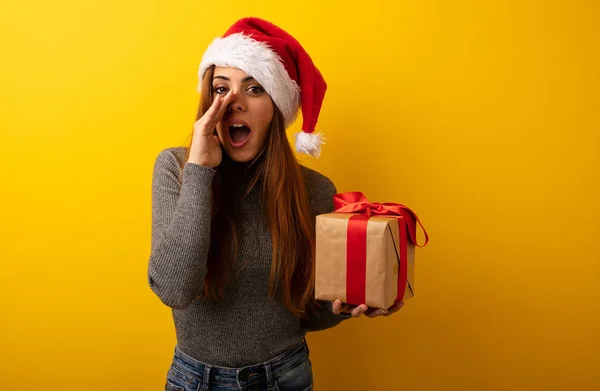 Jovem Mulher Bonita Segurando Presente Gritando Algo Feliz Para Frente — Fotografia de Stock