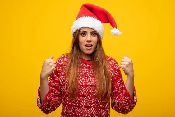 Νεαρή Γυναίκα Φορώντας Santa Καπέλο Ουρλιάζοντας Πολύ Θυμωμένος Και Επιθετική — Φωτογραφία Αρχείου