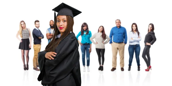 Jovem Graduado Mulher Negra Vestindo Tranças Cruzando Seus Braços Sorrindo — Fotografia de Stock