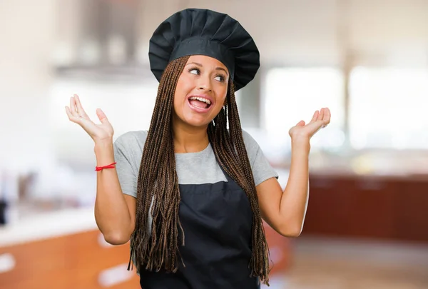 Портрет Молодой Черной Пекарши Смеющейся Развлекающейся Расслабленной Веселой Уверенной Успешной — стоковое фото