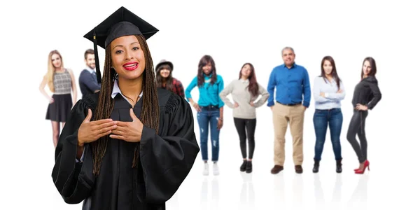 Joven Mujer Negra Graduada Con Trenzas Haciendo Gesto Romántico Enamorada — Foto de Stock