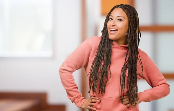 Retrato Una Joven Negra Con Trenzas Las Caderas Pie Relajada —  Fotos de Stock