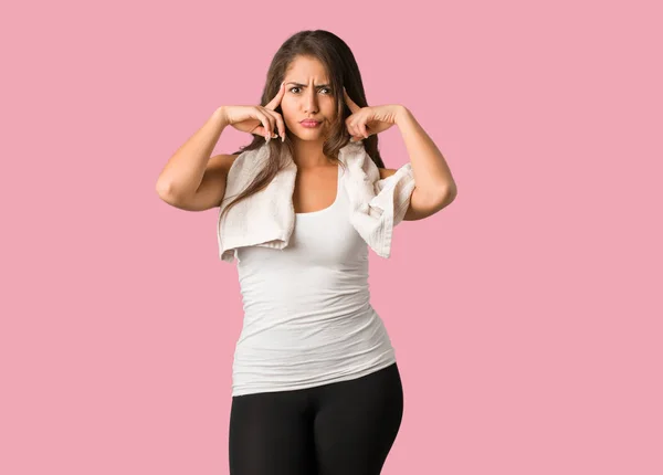 Corpo Pieno Giovane Donna Curvy Fitness Facendo Gesto Concentrazione — Foto Stock