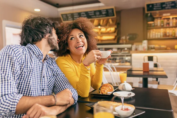 Jovem Casal Café Cara Está Sussurrando Ela Ela Está Surpreso — Fotografia de Stock