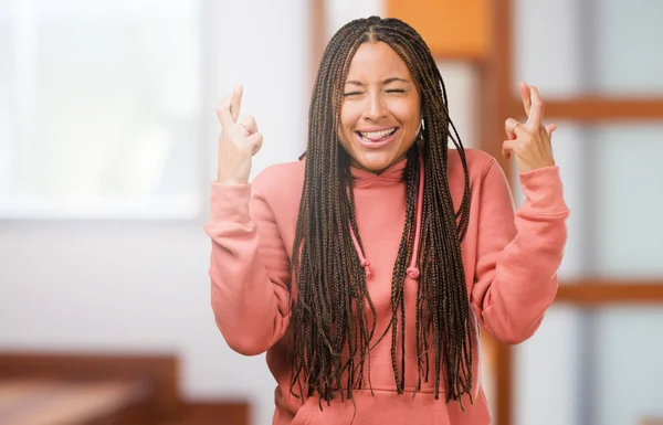 Portrait Young Black Woman Wearing Braids Crossing His Fingers Wishes — Stock Photo, Image