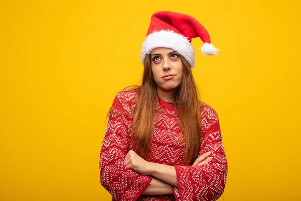 Giovane Donna Con Cappello Babbo Natale Stanco Annoiato — Foto Stock