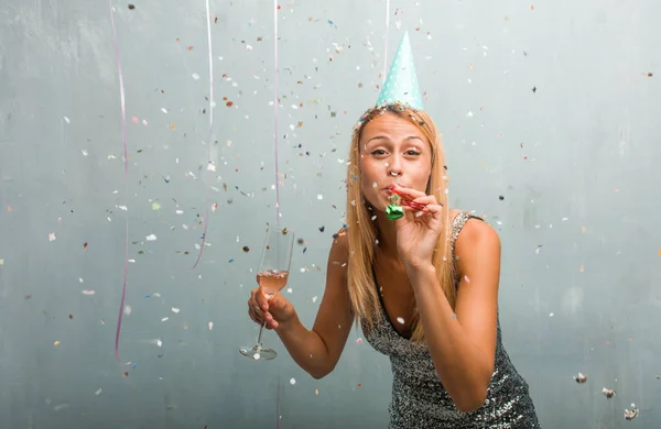 Portret Młodej Kobiety Blondynka Elegancki Imprezę Okazji — Zdjęcie stockowe