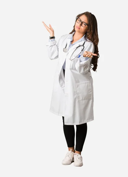 Tam Vücut Genç Doktor Kadın Karışık Şüpheli — Stok fotoğraf