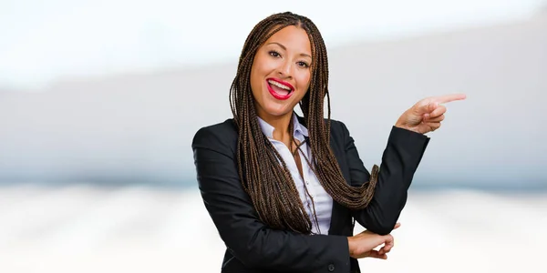 Retrato Uma Jovem Mulher Negócios Negra Apontando Para Lado Sorrindo — Fotografia de Stock