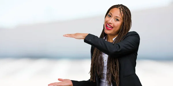 Portrait Une Jeune Femme Affaires Noire Tenant Quelque Chose Avec — Photo