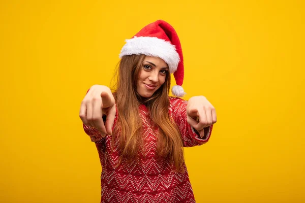 Jonge Vrouw Dragen Kerstmuts Vrolijk Lachend — Stockfoto