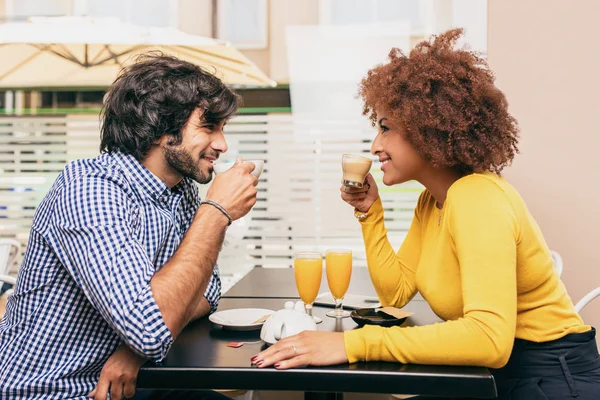 Casal Jovem Bebendo Café Café Eles Estão Sorrindo Olhando Para — Fotografia de Stock