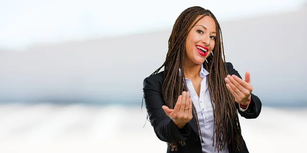 若い黒のビジネス女性が来て 自信を持って 手でジェスチャーを作る笑顔に招待されて肯定的なフレンドリーの肖像画 — ストック写真