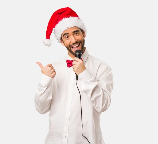 Man New Year Hat Singing Song Microphon — Stock Photo, Image