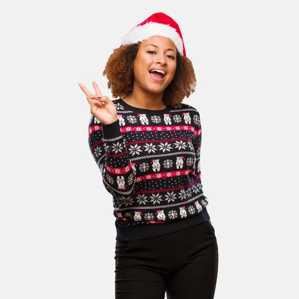 Jonge Zwarte Vrouw Een Trendy Christmas Sweater Met Print Doen — Stockfoto