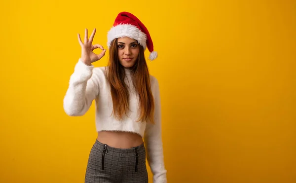 Jovem Mulher Bonita Segurando Presente Alegre Confiante Fazendo Gesto — Fotografia de Stock