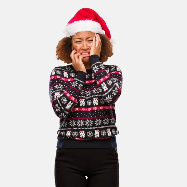 Mujer Negra Joven Suéter Navidad Moda Con Estampado Desesperado Triste — Foto de Stock