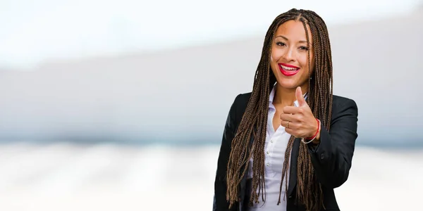 陽気で 興奮して若い黒のビジネス女性の肖像笑顔と成功と承認の概念を彼女の親指を上げる ジェスチャー — ストック写真