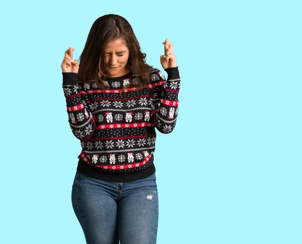 Corpo Inteiro Jovem Mulher Vestindo Uma Camisa Natal Cruzando Dedos — Fotografia de Stock