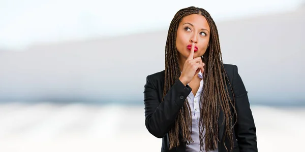 Portrait Une Jeune Femme Affaires Noire Gardant Secret Demandant Silence — Photo