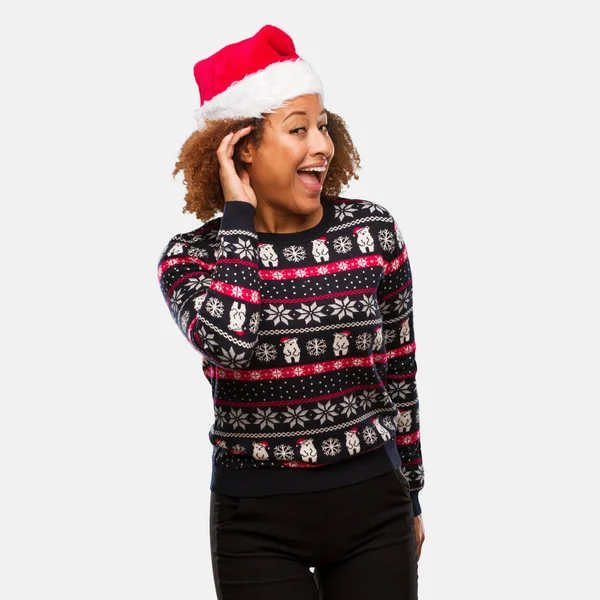 Jonge Zwarte Vrouw Een Trendy Christmas Sweater Met Print Proberen — Stockfoto