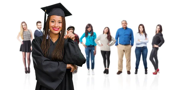 Jovem Graduada Mulher Negra Vestindo Tranças Apontando Para Lado Sorrindo — Fotografia de Stock