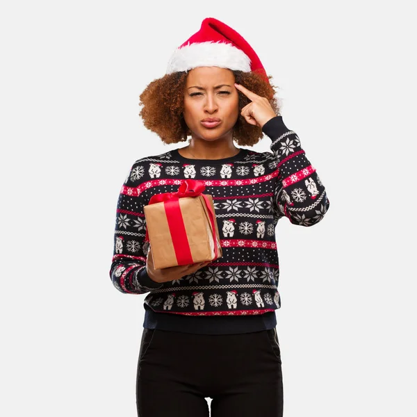 Молодая Черная Женщина Подарком Рождество Делает Концентрированный Жест — стоковое фото
