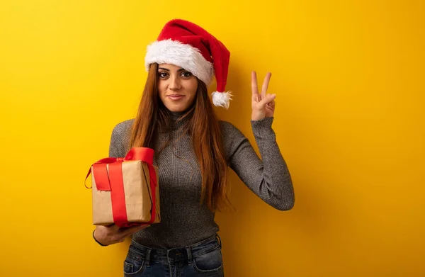 Jovem Mulher Bonita Segurando Presente Divertido Feliz Fazendo Gesto Vitória — Fotografia de Stock