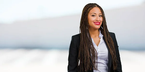 Portret Van Een Jonge Zwarte Zakenvrouw Die Vrolijk Met Een — Stockfoto