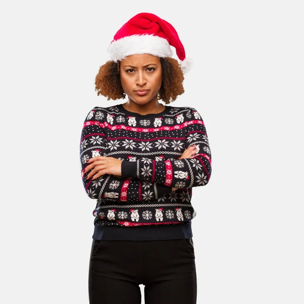 年轻的黑人妇女在时尚的圣诞毛衣与打印交叉臂放松 — 图库照片