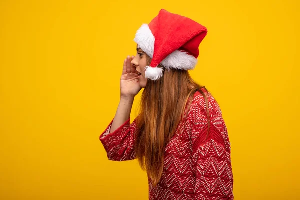 Giovane Donna Con Cappello Babbo Natale Sussurrando Sottotono Pettegolezzi — Foto Stock