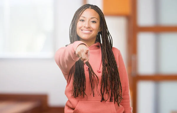 Örgüler Neşeli Gülümseyerek Önüne Işaret Giyen Genç Bir Siyah Kadın — Stok fotoğraf