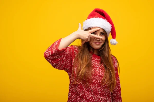 Ung Kvinna Som Bär Santa Hatt Generad Och Skratta Samma — Stockfoto