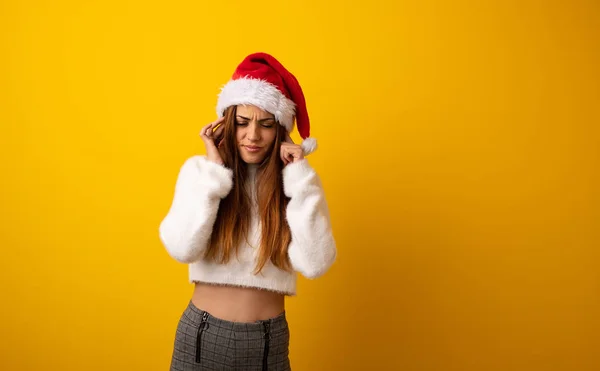 Giovane Bella Donna Possesso Regalo Che Copre Orecchie Con Mani — Foto Stock