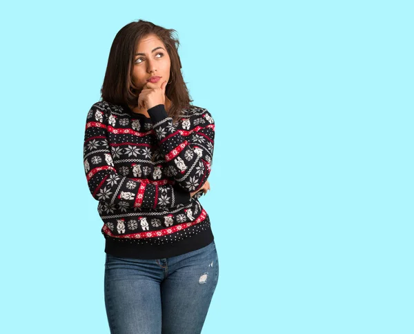 Bir Fikir Noel Jersey Düşünmeye Giyen Tam Vücut Genç Kadın — Stok fotoğraf