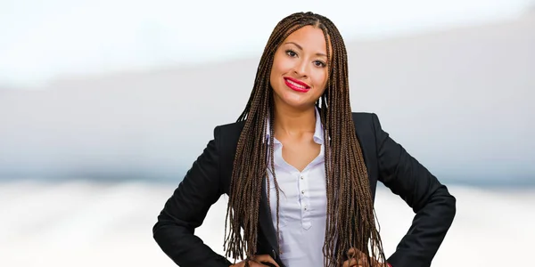 Retrato Uma Jovem Mulher Negócios Negra Com Mãos Nos Quadris — Fotografia de Stock
