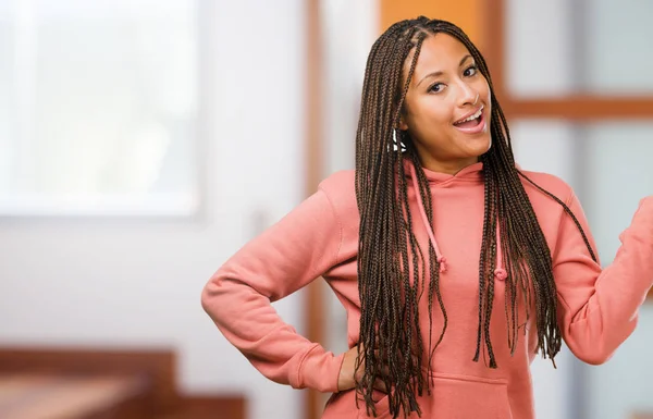 Portret Van Een Jonge Zwarte Vrouw Dragen Vlechten Houden Iets — Stockfoto