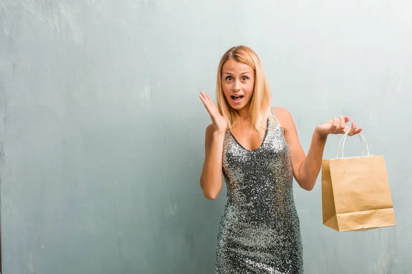 Retrato Una Joven Mujer Rubia Elegante Sorprendida Conmocionada Mirando Con — Foto de Stock