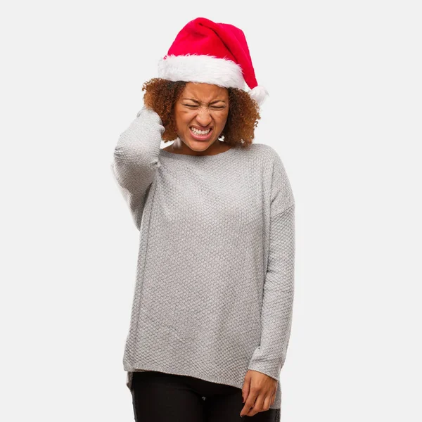 Ung Svart Kvinna Som Bär Santa Hatt Lidande Nacksmärta — Stockfoto